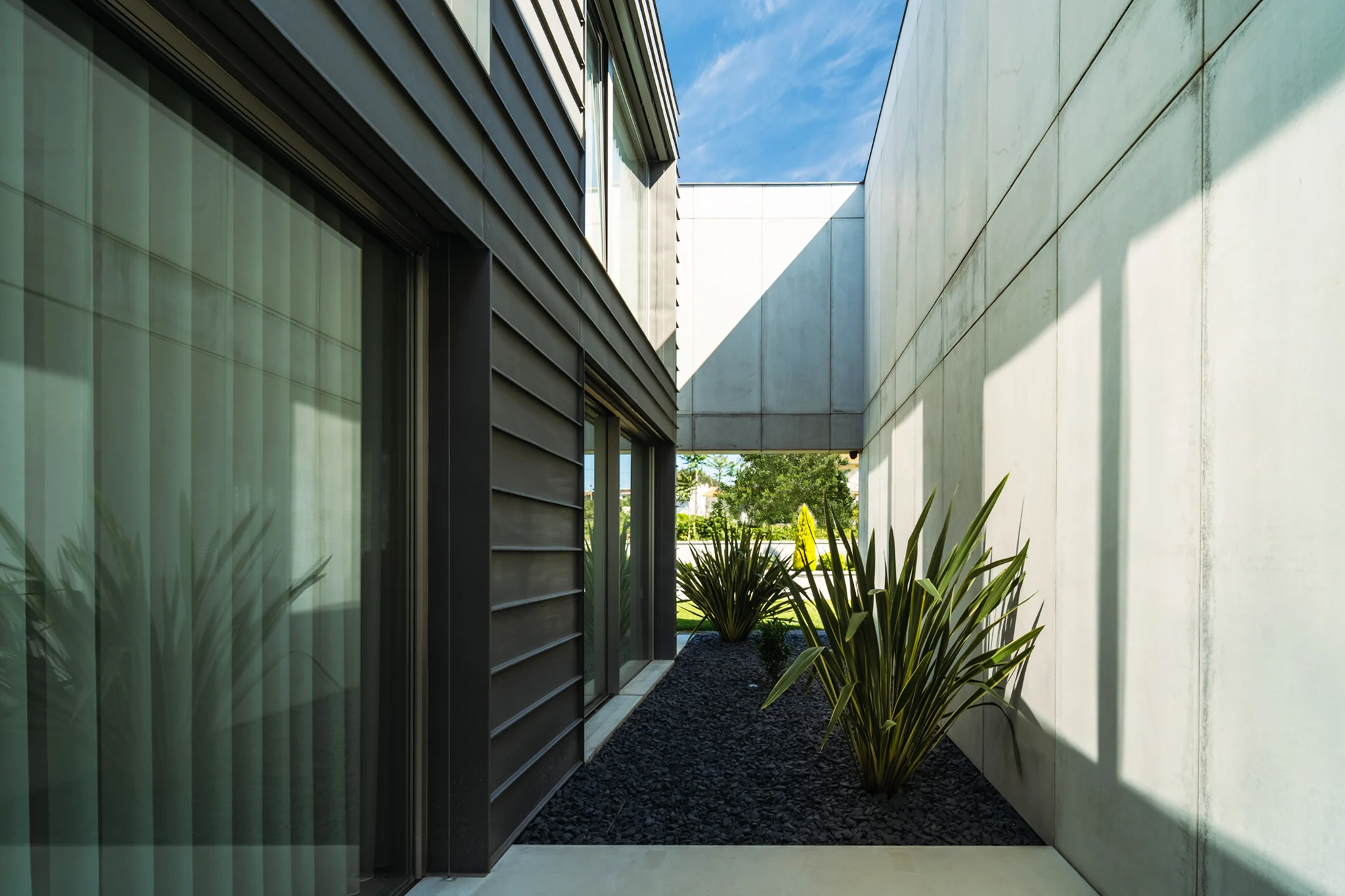 Brutus House: corredor exterior e relação com o pátio