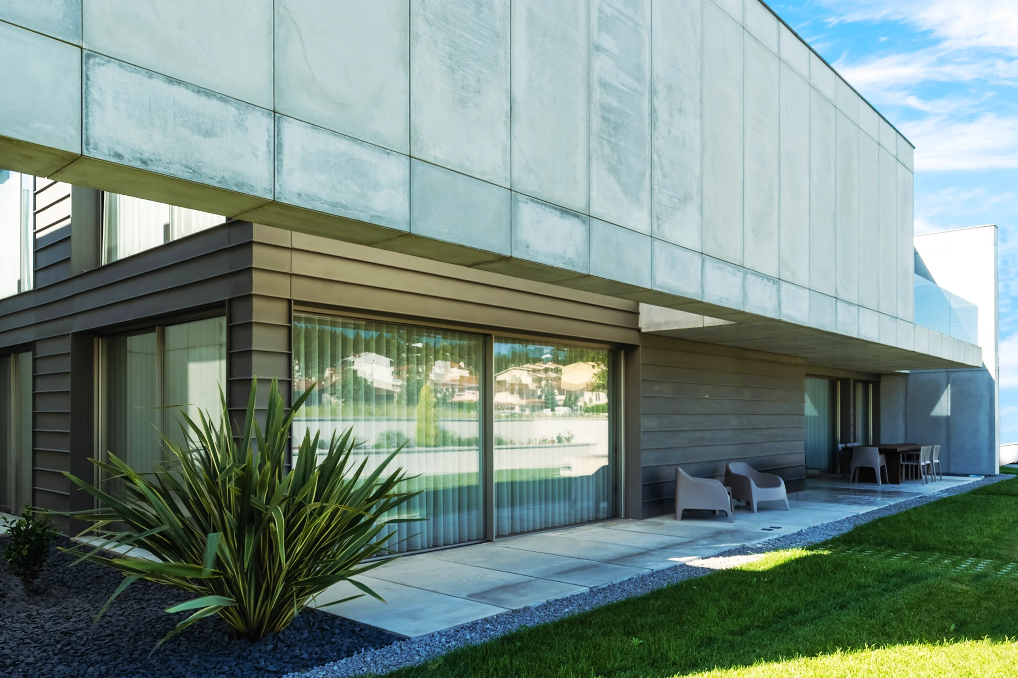 Brutus House: fachada envidraçada e jardim