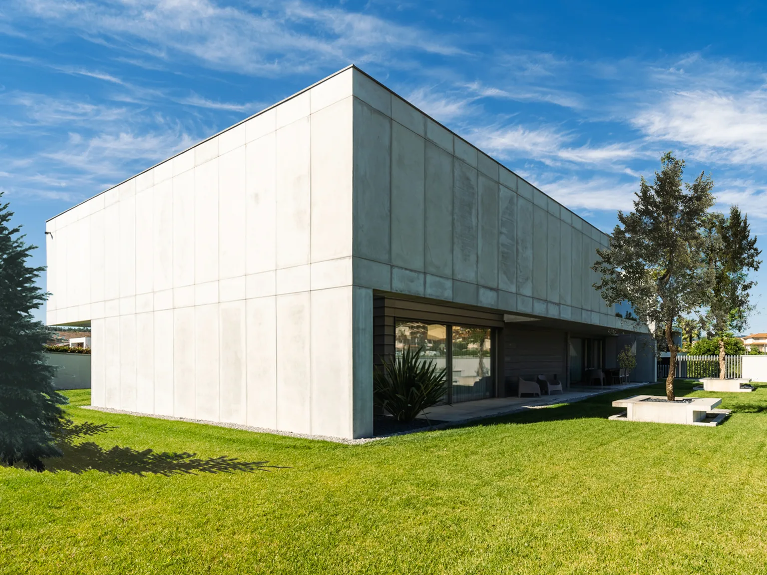 Brutus House: volume em betão aparente junto ao jardim