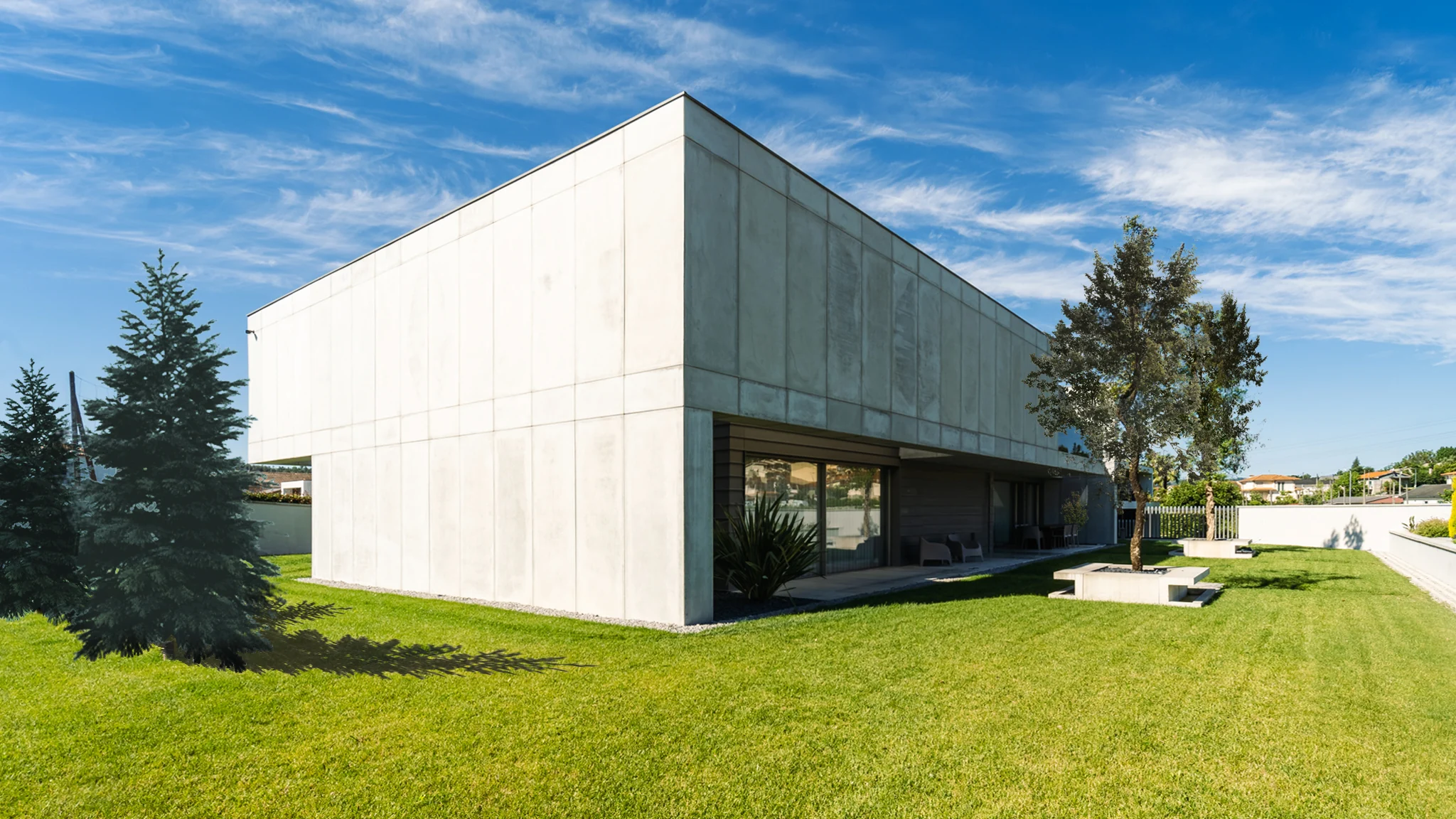 Brutus House: volume em betão aparente voltado para o jardim