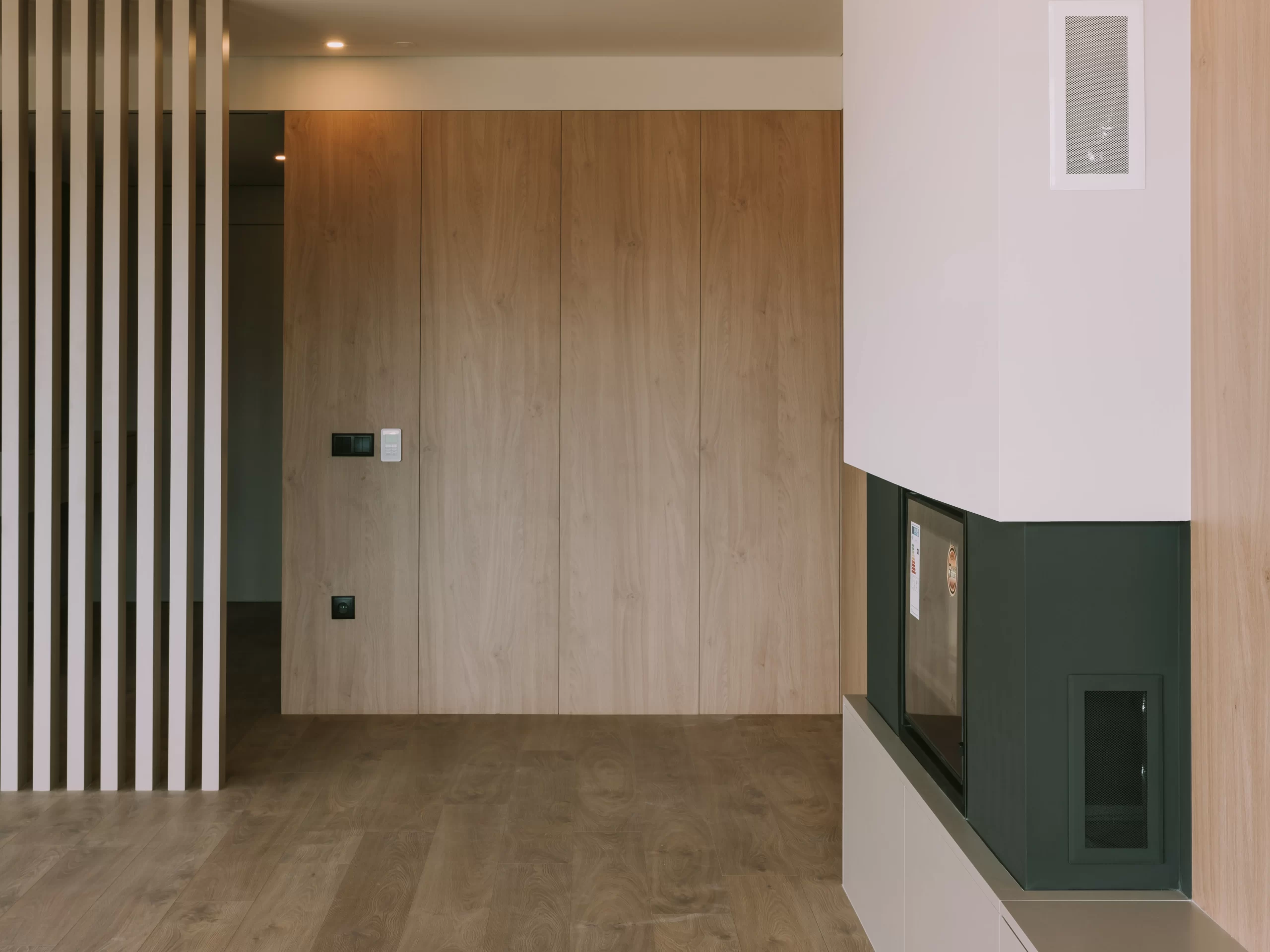 Varandas do Ave: hall interior com revestimento em madeira