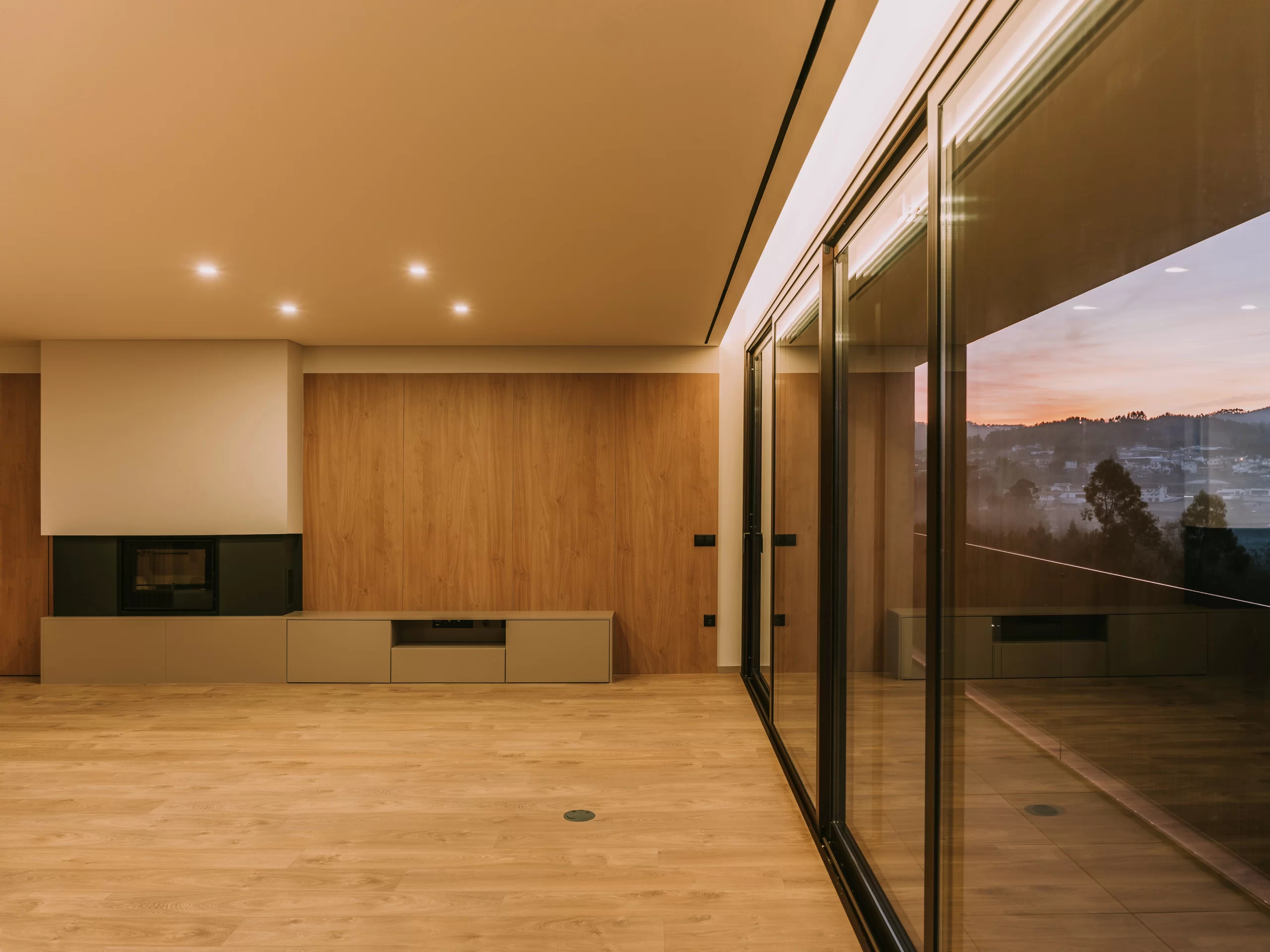 Varandas do Ave: sala e cozinha com luz natural
